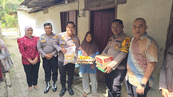 
					Tebar Kededulian Dengan Program Jum’at Sedekah, Kapolsek: Wujud Nyata Polri Hadir Untuk Masyarakat