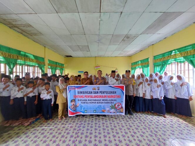 
					Sosialisasi serta Edukasi Kepada Siswa/i Polres Rohil Sampaikan Dampak Fisik, Bahaya, dan Konsekwensi Hukum dari Penyalahgunaan Narkoba