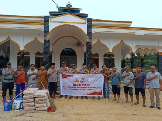 
					Bakti Religi Salurkan Bantuan ke Rumah Ibadah, Polsek Simpang Kanan Sambut Hari Bhayangkara ke-80