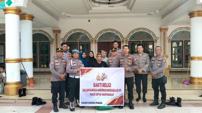 
					Bakti Religi di Masjid Al-Hasanah, Polsek Bangko Pusako Sambut HUT Bhayangkara ke-80