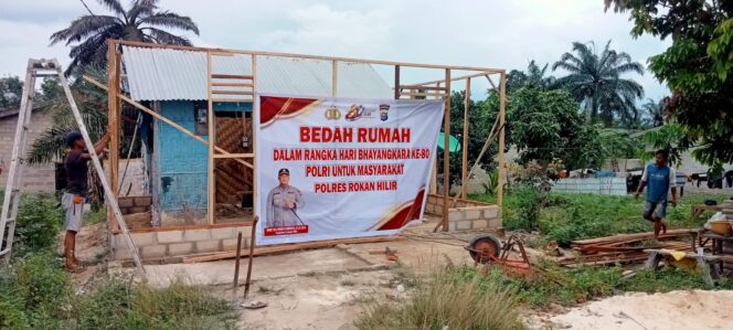 
					Wujud Kepedulian Sambut Hari Bhayangkara Ke-80, Polres Rohil Tinjau Progres Bedah Rumah