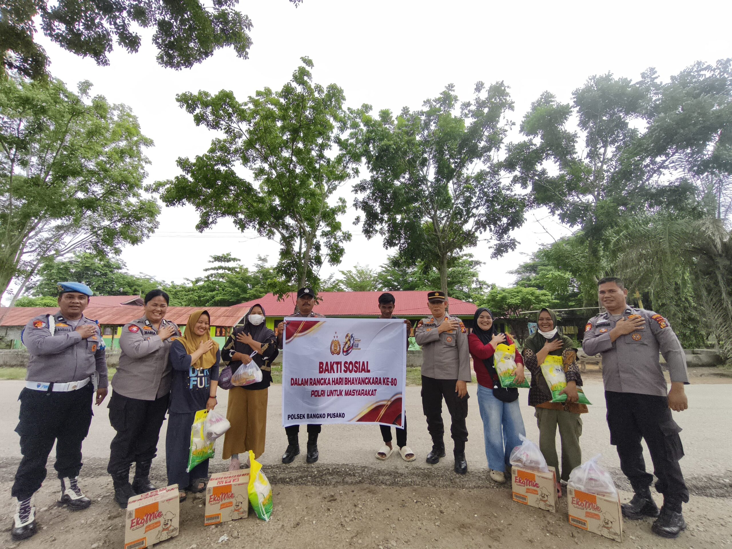 Bantuan Sembako kepada Warga, Polsek Bangko Pusako: Dalam Rangka Hari Bhayangkara ke-80
