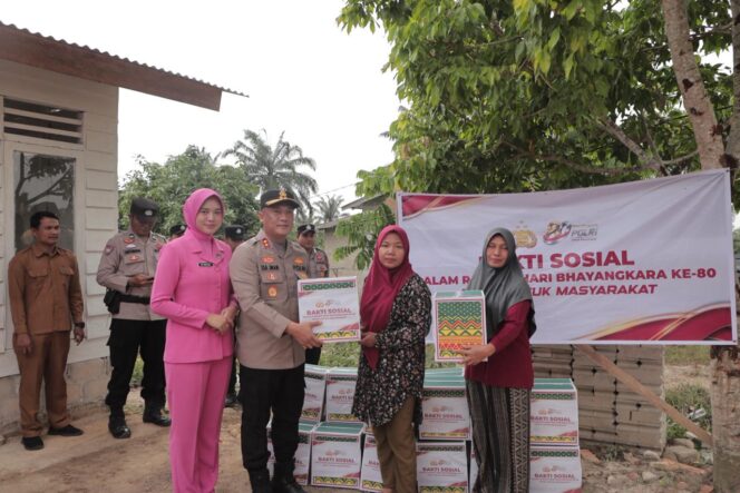 
					Bedah Rumah serta Penyerahan Bansos dan Zoom Terpusat, Dilaksanakan Polres Rohil Dalam Rangka HUT Bhayangkara KE 80