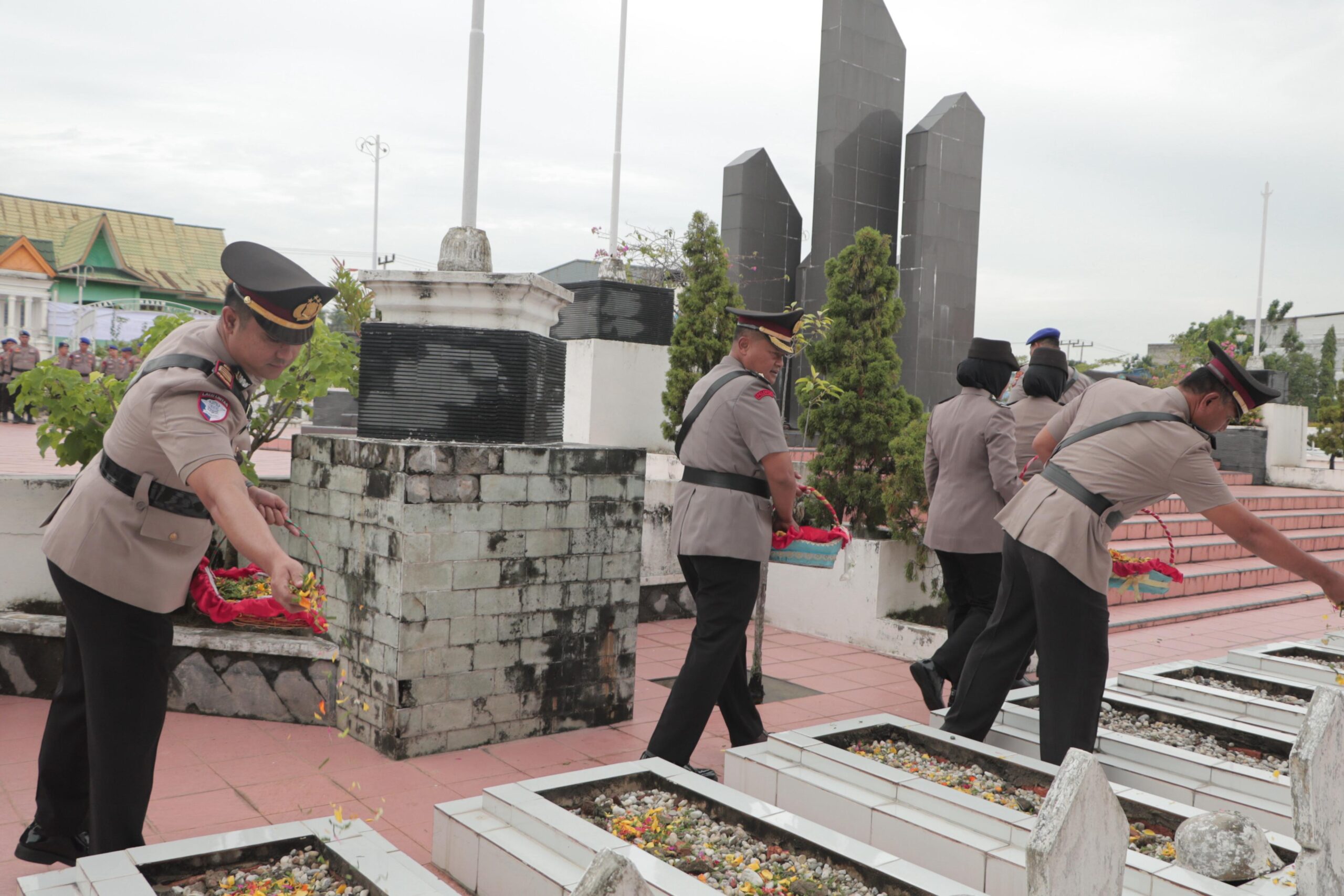 Peringati HUT Bhayangkara ke-80, Polres Rohil Ziarah dan Tabur Bunga di Taman Makam Pahlawan