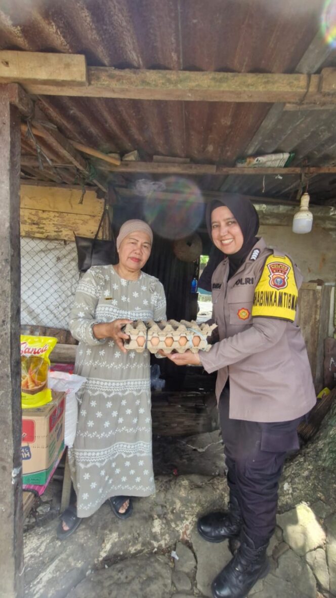 
					Kapolsek Tebar Kepedulian, Melalui Program Jumat Sedekah Warga Kurang Mampu Terima Bantuan