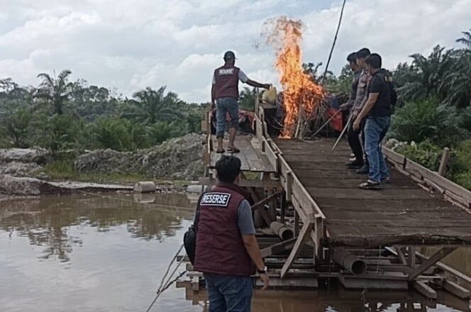 
					Tanggap Laporan Media, Polsek Singingi Musnahkan 2 Rakit Emas Ilegal di Kebun Lado