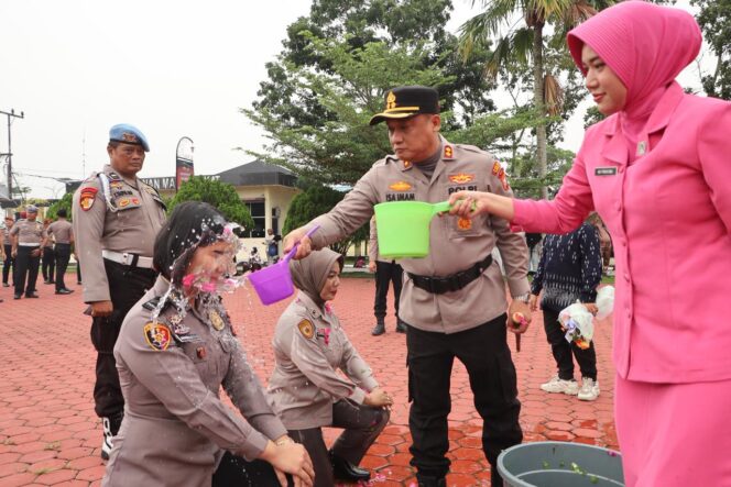 
					Pimpin Upacara Kenaikan Pangkat 65 Personel, Kapolres Rohil Dorong Tingkatkan Profesionalisme