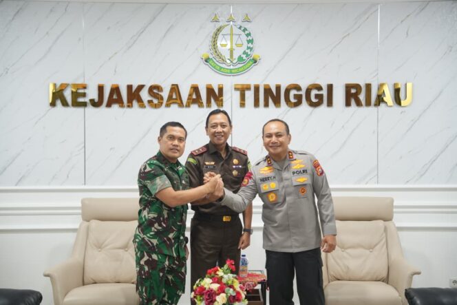 
					Perkuat Sinergi Penegakan Hukum Kapolda Riau dan Kajati Kunjungan Silaturahmi