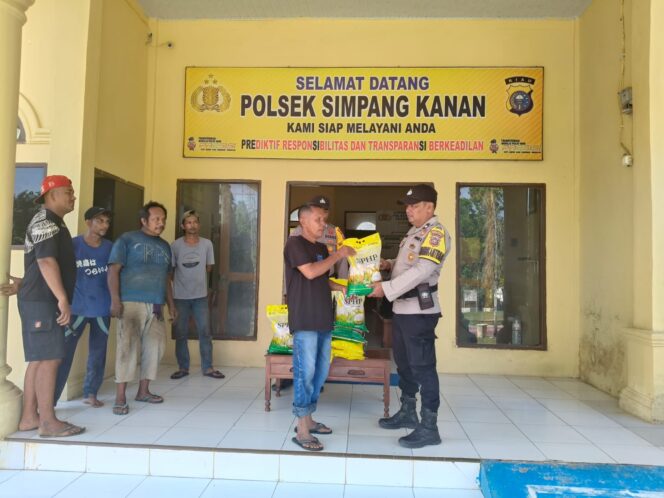 
					Gerakan Pangan Murah Polsek Simpang Kanan, Salurkan Sembako Murah Bersama Bulog