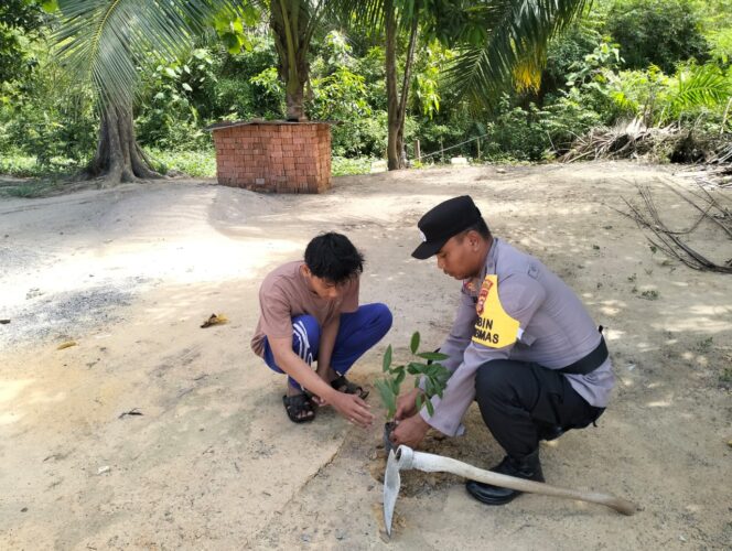 
					Tanam Bibit Pohon di halaman Rumah Warga Polsek SP Kanan Rutin Laksanakan Giat Green Policing