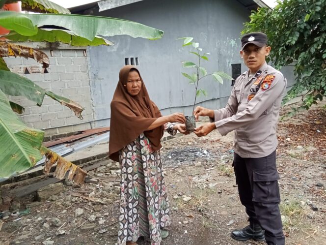 
					Polsek SP Kanan Sapa Warga Lewat Bibit Pohon, Tanam Keadilan Petik Udara Bersih