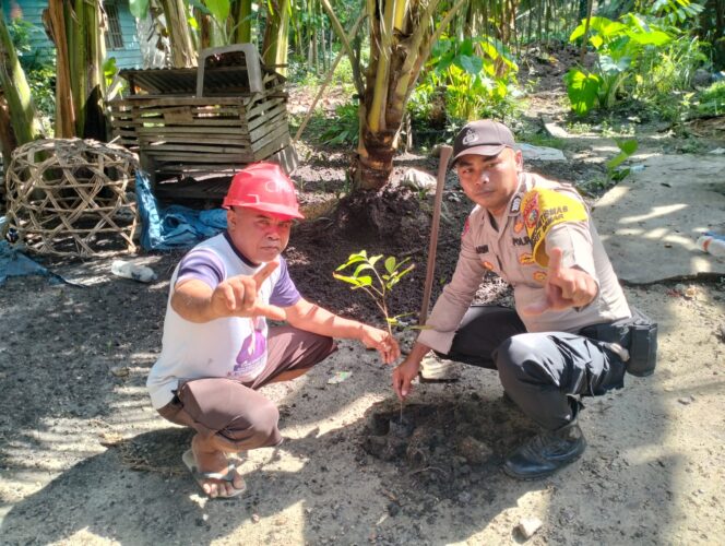 
					Lawan Polusi Tanam Harapan, Ekspedisi Green Policing Masuk ke Halaman Rumah Warga