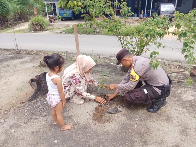 
					Bhabinkamtibmas Polsek Simpang Kanan “OPERASI HIJAU” Bersatu Tanam Pohon Untuk Masa Depan