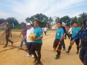 Kick Off H Bistamam, Tanda Dimulai Pertandingan Sepak Bola Piala Bupati Cup Rohil Rayon ll