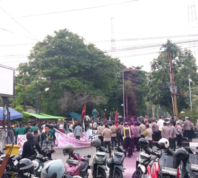 
					Buntut Ketidakjelasan Penanganan Kasus Kekerasan Saat Demo DPRD Riau, IMM dan Mahasiswa UMRI Geruduk Polda Riau