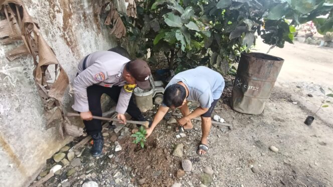 
					Tanam Pohon Tegakkan Hukum, Polsek Simpang Kanan Wujudkan Polri Ramah Lingkungan