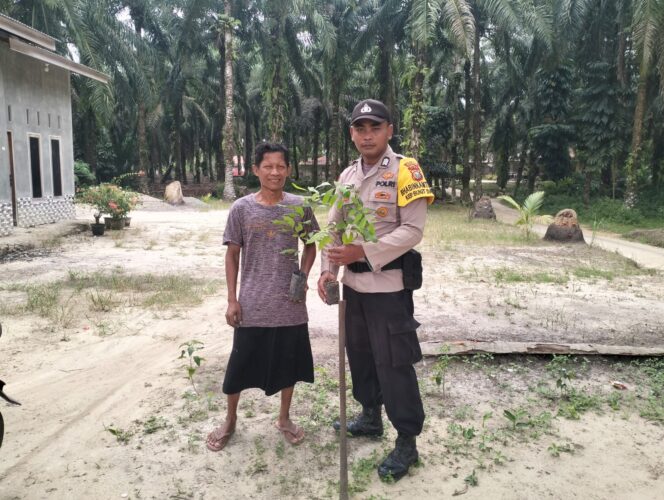 
					Polsek Simpang Kanan Gaungkan Green Policing, Tanam Pohon Cegah Bencana