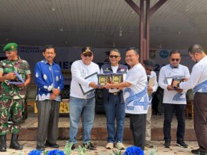 Penyerahan bantuan oleh pimpinan Universitas Riau