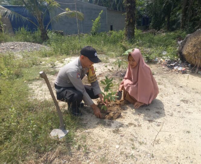 
					Tanam Satu Pohon, Selamatkan Lingkungan dari Rumah! Polsek Sp kanan Giat Green Policing