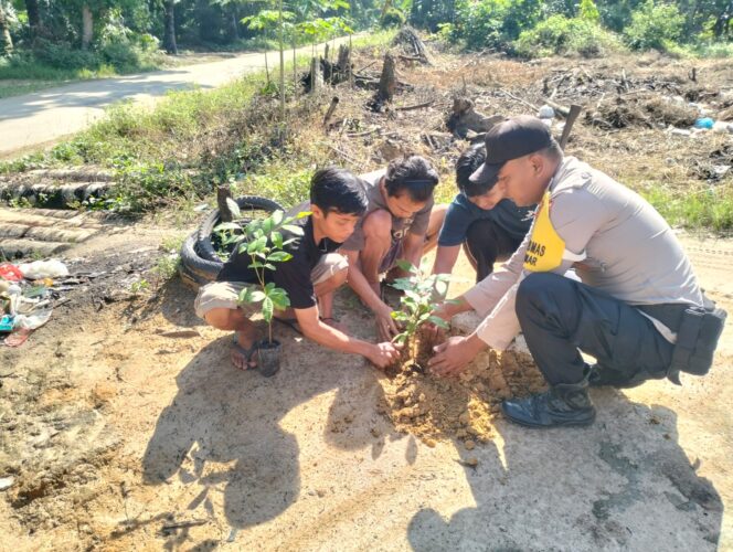 
					Yuk, Gerakan Hijau! Polsek Simpang Kanan Ajak Warga Tanam Pohon Sosialisasi Green Policing