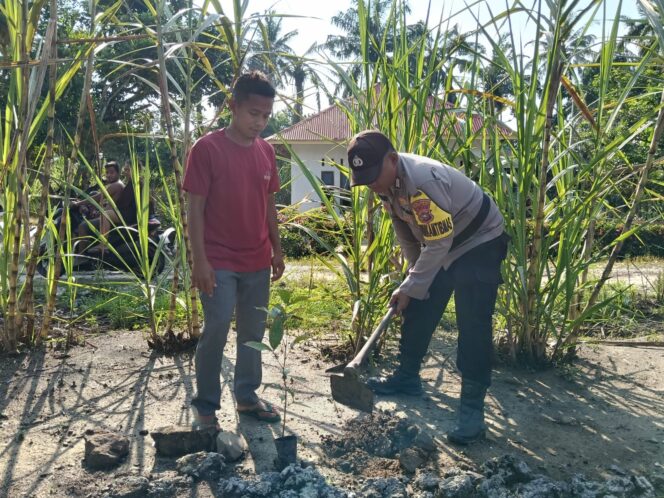 
					Bibit Kecil untuk Masa Depan, Sinergi Polsek Simpang Kanan Jaga Lingkungan