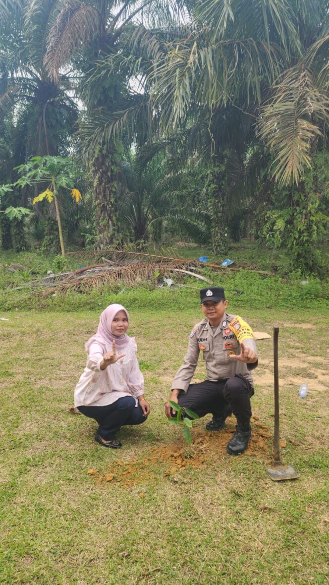 
					Bukan Sekadar Pohon Ini Pesan Tersembunyi di Balik Tanam Bibit, Polsek Sp Kanan  Sosialisasi Green Policing