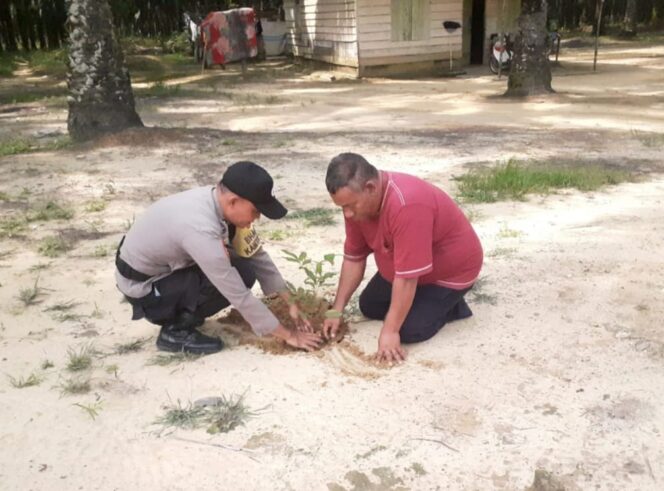 
					Halaman Rindang Lingkungan Kuat, Polsek Sp Kanan Green Policing di Tengah Warga