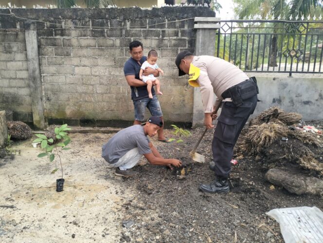 
					Gaungkan Green Policing, Polsek Sp Kanan Serentak Tanam Pohon Cegah Bencana
