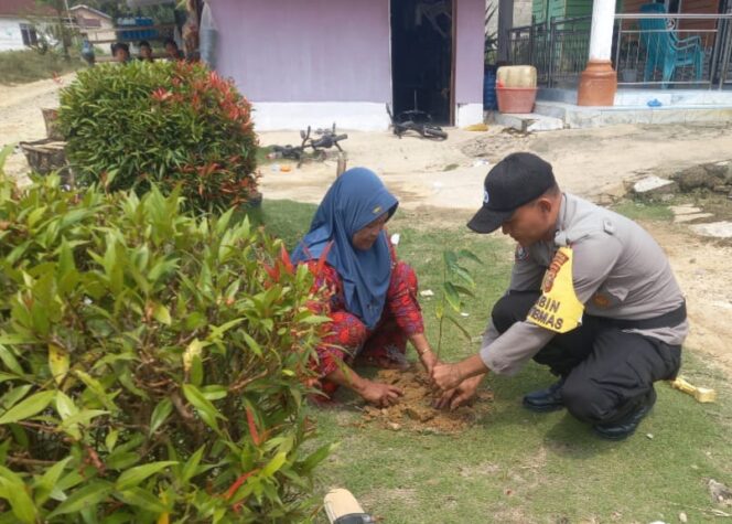 
					Pohon di Halaman Polisi di Hati, Polsek Sp Kanan Green Policing Tanam Bibit Tanam Harapan