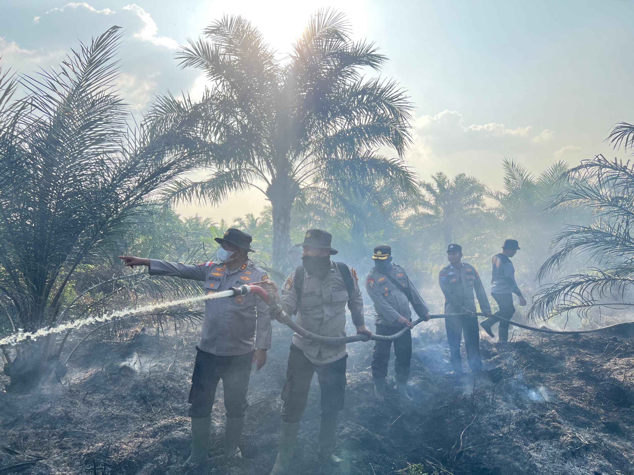 Pantau dan Padamkan Karhutla di Bangko Permata, Kapolres Rohil Turun Langsung