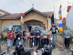 Mahasiswa KKN UMRI Kelompok 01 Laksanakan Fogging Sebagai Upaya Pencegahan DBD di RW 06 Kelurahan Air Putih