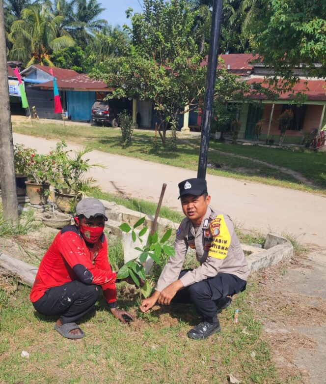 
					Hijaukan Simpang Kanan! Polisi dan Masyarakat Tanam Pohon Cegah Polusi