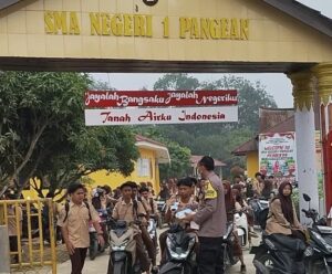 Antisipasi Dampak Kabut Asap, Polsek Pangean Bagikan 200 Masker Gratis di Pasar dan Sekolah
