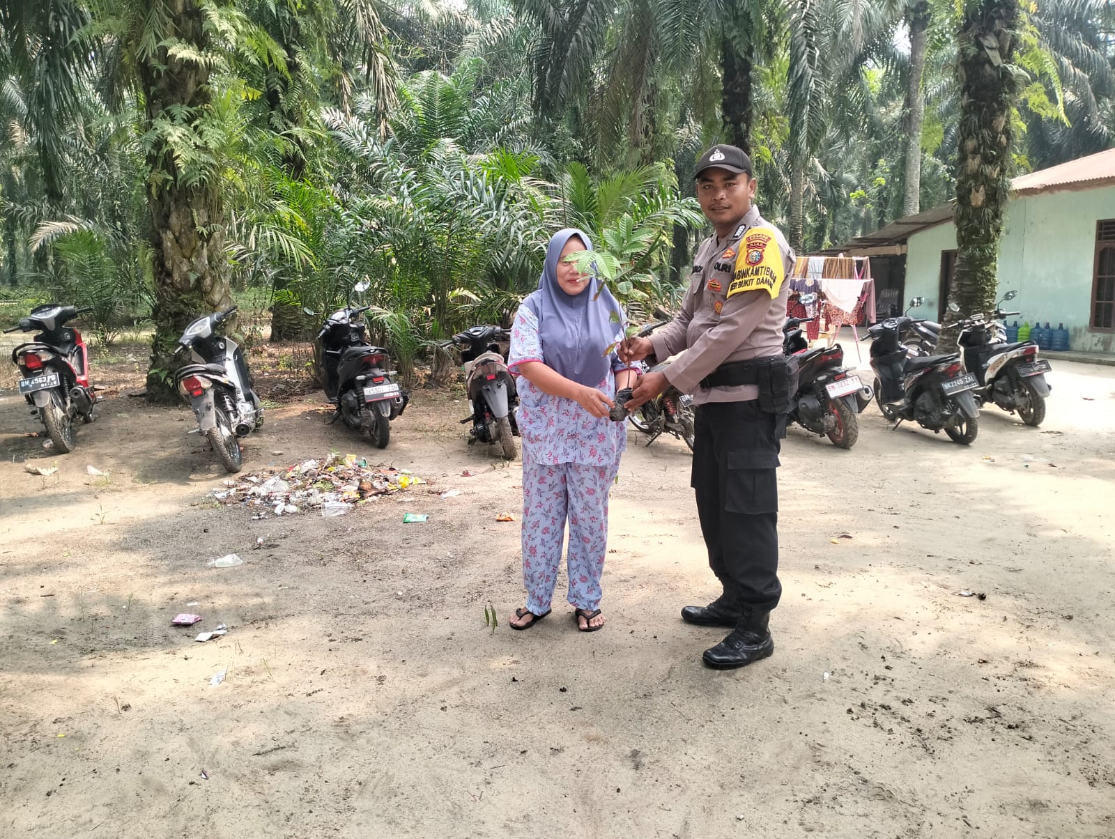 Polsek Simpang Kanan Tanam Pohon,”Giat Sosialisasi Green Policing” Dukung Program Polda Riau