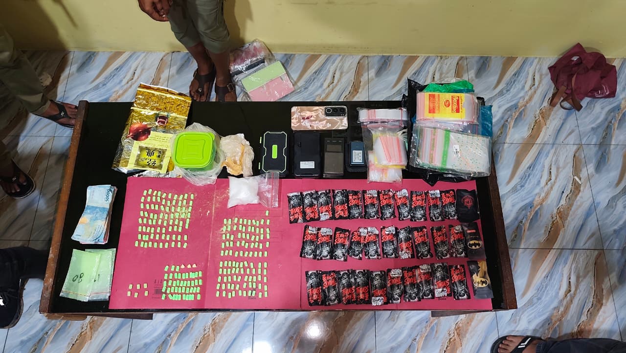 Gerebek Sarang Narkoba Polres Rohil Amankan Seorang Wanita, 95 Gram Sabu, 233 Butir XTC, 34 Pack Etomidate Disita.